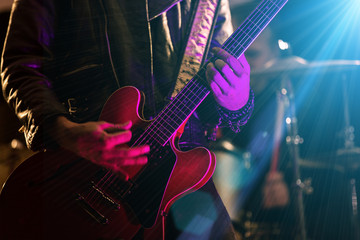 Fototapeta na wymiar A rocker is playing guitar on stage.