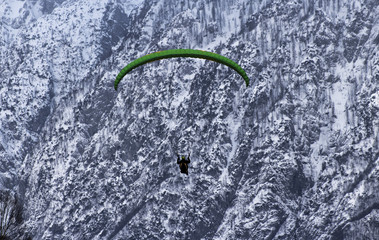 Parapendio in alta montagna © CLAUDIO