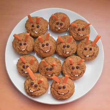 Karotten-Nuss-Muffins mit Osterhasen Gesicht