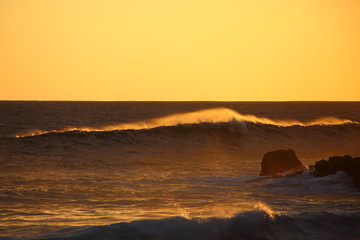 Fototapeta premium vague au coucher de soleil