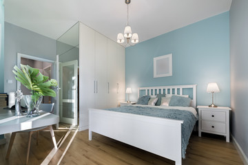 Stylish bedroom with mirror wal