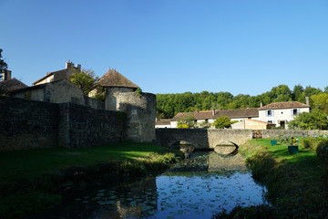 Douves à l'entrée du village de Nouaillé-Maupertuis