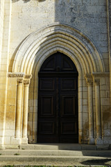 Fototapeta na wymiar Porte principale de l'Abbaye Saint-Junien à Nouaillé-Maupertuis