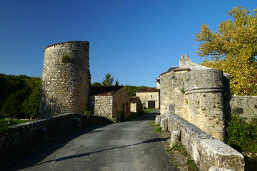 Pont de pierres du village de Nouaillé-Maupertuis