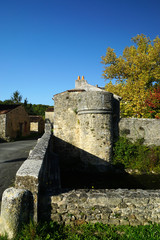 Tour et mur en pierre des fortifications de l'Abbaye de Nouaillé-Maupertuis