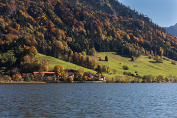 Seeufer am Berg in herbstlicher Stimmung