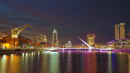 Naklejka premium Buenos Aires Skyline w nocy