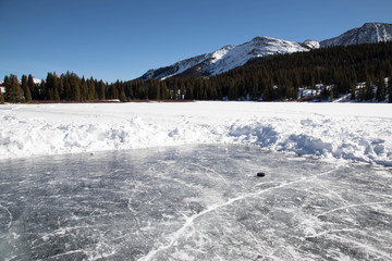 Naklejka premium Pond hockey in the mountains of Colorado