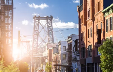 Foto op Plexiglas New York City straatbeeld met zonlicht schijnt op de Williamsburg Bridge in Brooklyn © deberarr