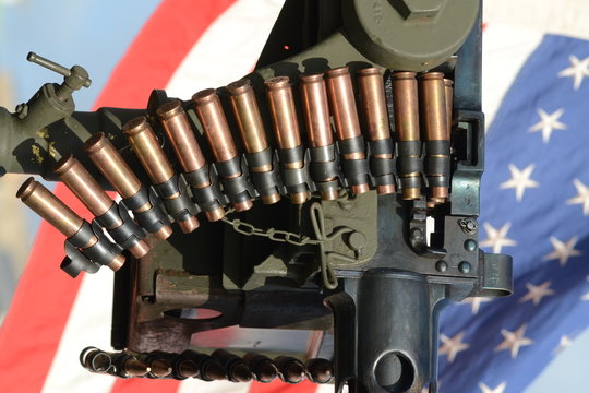 mitragliatrice, proiettili e bandiera americana