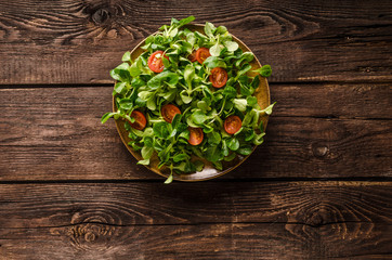 Obraz na płótnie Canvas Lamb lettuce salad, tomatoes and herbs