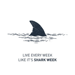 Fototapeta premium Ręcznie narysowana odznaka żeglarska z teksturą wektorową płetwy rekina i napisem „Żyj co tydzień jak tydzień rekina”.