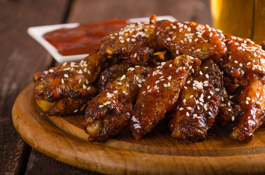 Grilled chicken wings with hot sauce