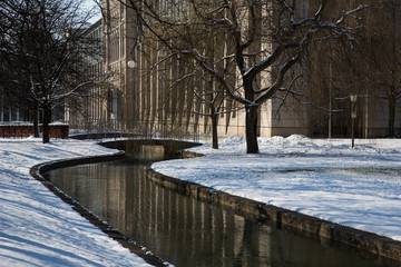 Wasserlauf in der winterlichen Stadt