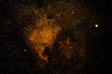 Fototapeta na wymiar Der Nordamerikanebel mit dem Stern Deneb in der Milchstrasse am nächtlichen Himmel