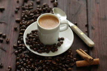 Obraz premium tazza di caffè con chicchi di caffè
