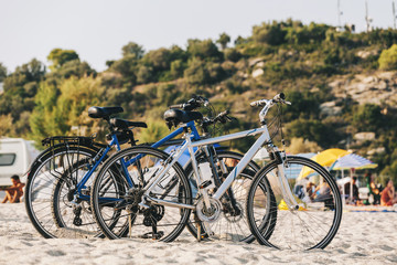 Fototapeta premium Lato - wypożyczalnia rowerów na plaży. Obóz. Grecja.