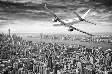 Fototapety  Samolot lecący nad Nowym Jorkiem