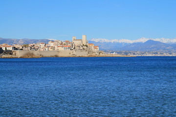 Naklejka premium Vieille ville fortifiée d’Antibes et son musée Picasso, France 