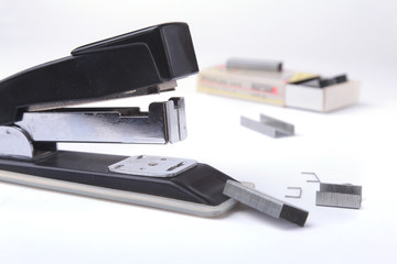 The stapler is used in the office to manually connect paper.