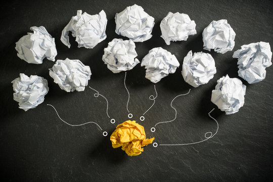 Papierkugeln als Symbol für Ideen die sich gegenseitig beeinflussen
