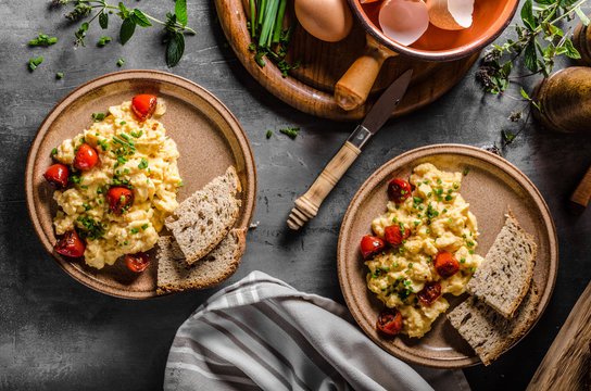 Scrambled eggs with herbs