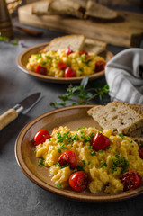 Scrambled eggs with herbs