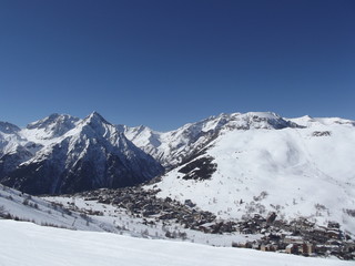 Fototapeta na wymiar Magnifique photo des aples, chaîne de montagne enneigée, Les 2 Alpes, France