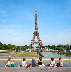 Gordijnen Eine Gruppe Touristen entspannt vor dem Eiffelturm in Paris, Frankreich © eyetronic
