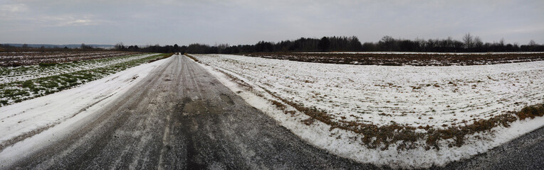 droga przez pola zimową porą