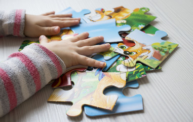hands collect puzzle on the table, the concept of lifestyle