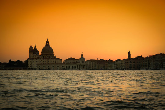 Tramonto arancio sul bacino di San Marco a Venezia