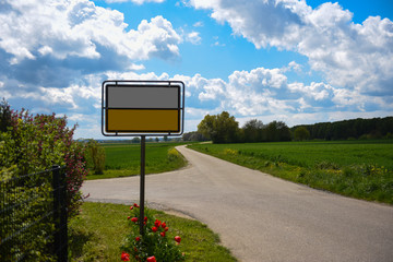 Ortsausfahrt mit einem Schild - Landschaft