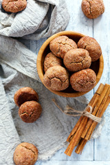 Cinnamon cookies with cracks.
