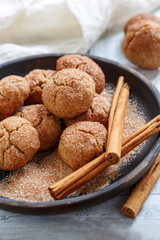 Delicious cinnamon cookies with cracks.