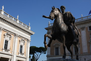 Obraz premium The statue of Marcus Aurelius on his horse in the center of the Piazza del Campidoglio, Rome, Italy