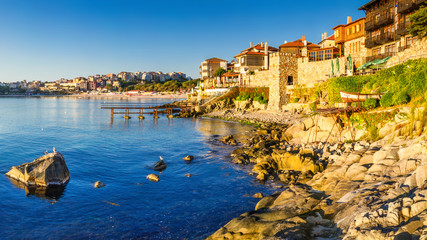 Bannière de paysage côtier, panorama - remblai avec mur de forteresse dans la ville de Sozopol sur la côte de la mer Noire en Bulgarie