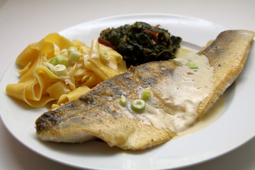 Zanderfilet mit Nudeln und Spinat