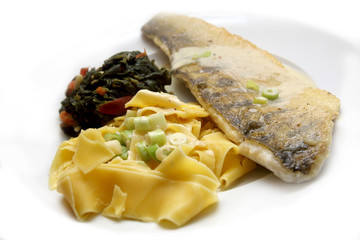 Zanderfilet mit Nudeln und Spinat