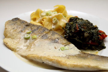 Zanderfilet mit Nudeln und Spinat