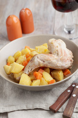 Rabbit leg with potato and wine