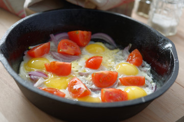 Fried eggs with tomato