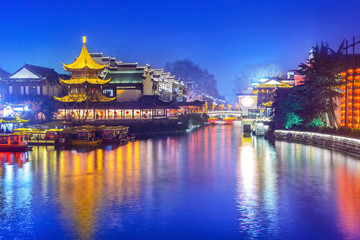 Obraz premium Nanjing Confucius Temple scenic region and Qinhuai River. People are visiting. Located in Nanjing, Jiangsu, China.