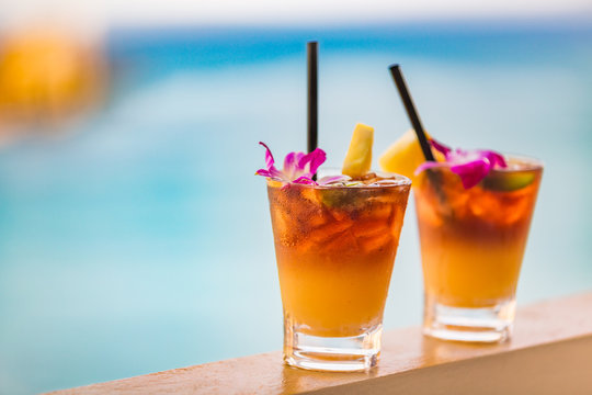 Naklejka Hawaje mai tai drinki na waikiki plaży basen wakacje bar podróży w Honolulu na Hawajach. Koktajle alkoholowe z widokiem na ocean, nocne życie w klubie Luau w klubie.