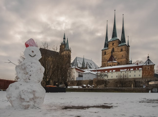 Schneemann vor dem Erfurter Dom
