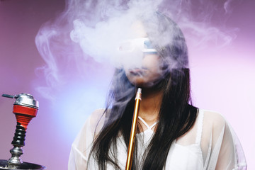 Naklejka premium girl in 3d glasses smoking a hookah