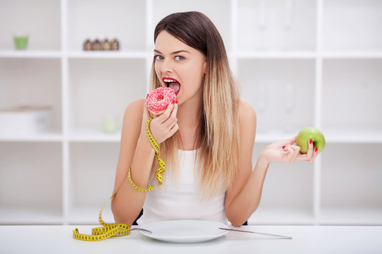 Choose between junk food versus healthy diet