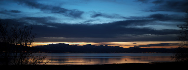 Fototapeta na wymiar Lakeside Sunset