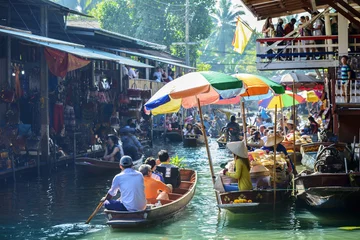 Crédence de cuisine en verre imprimé Bangkok Marché flottant de Damnoen Saduak, touristes visitant en bateau, situé à Bangkok, Thaïlande.