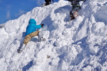 Fototapeta na wymiar 雪山を登る子供